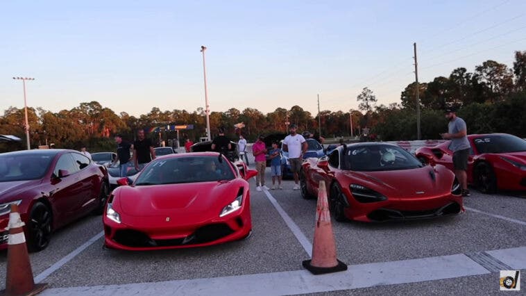 Ferrari F8 Tributo vs McLaren 720S drag race video