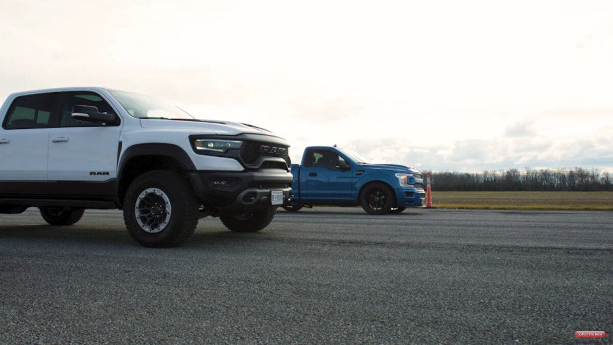 Ram 1500 TRX affronta un F-150 Super Snake Sport in una drag race ...