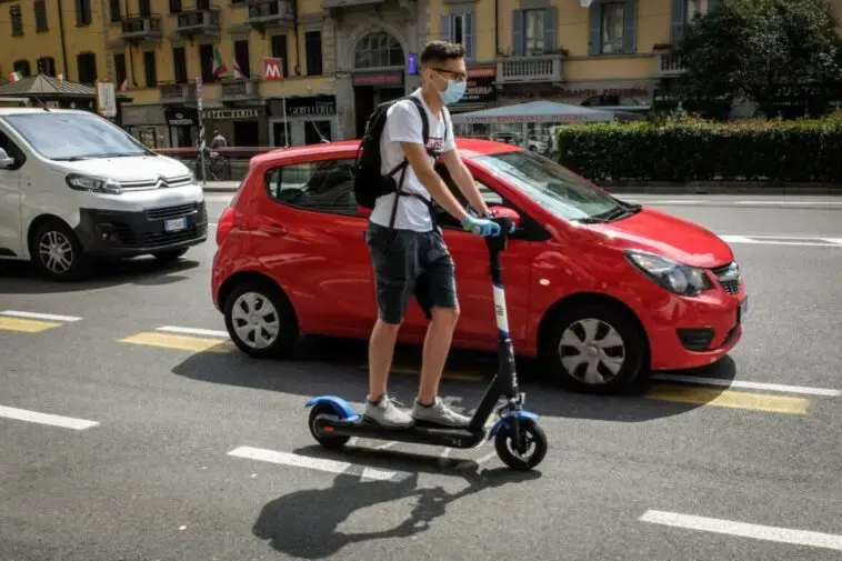 auto monopattino