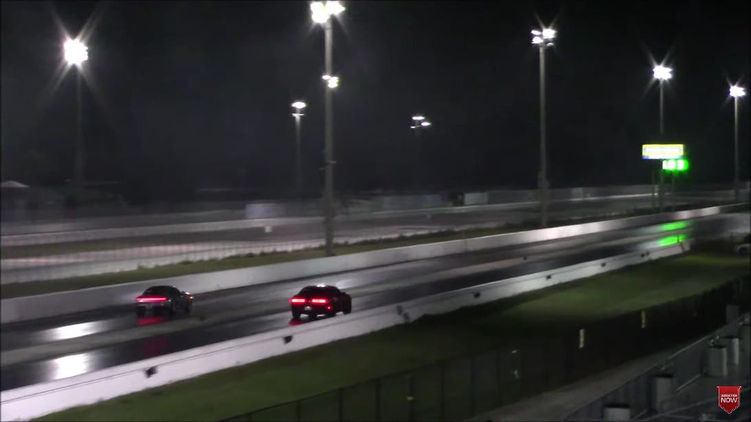 Dodge Challenger SRT Hellcat vs Porsche 911 Carrera drag race