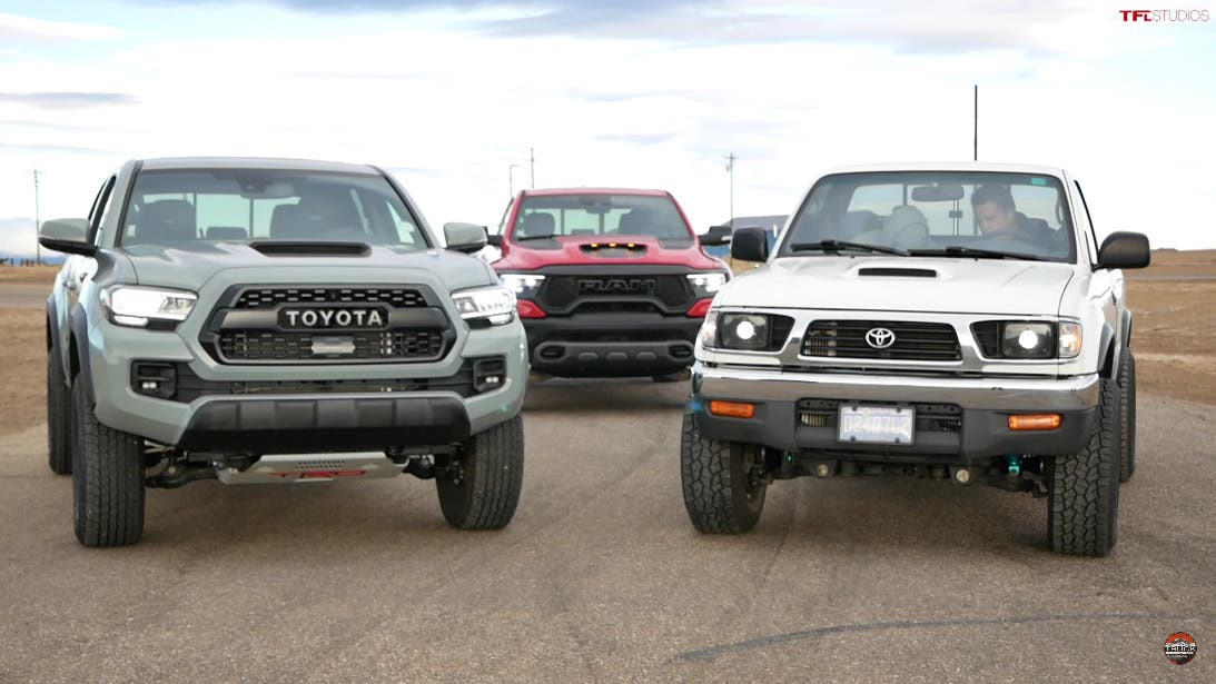 Ram 1500 TRX vs Tacom originale drag race
