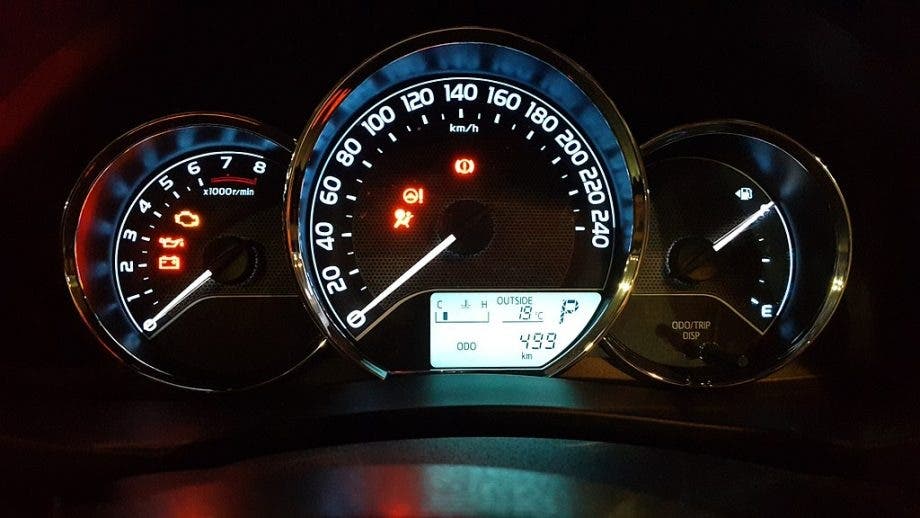 Regno Unito automobilisti ignorano spie rosse auto