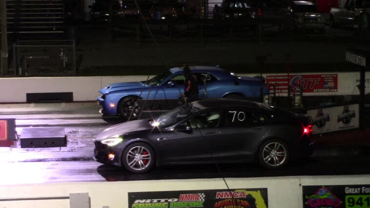 Tesla Model S vs Dodge Challenger SRT Hellcat drag race