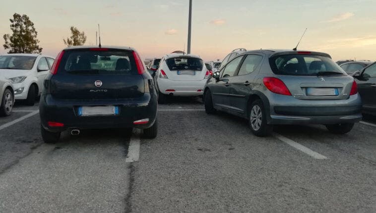 parcheggio a cavallo delle strisce