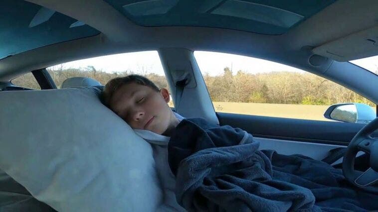 star-tiktok-dorme-tesla-autopilot-guida