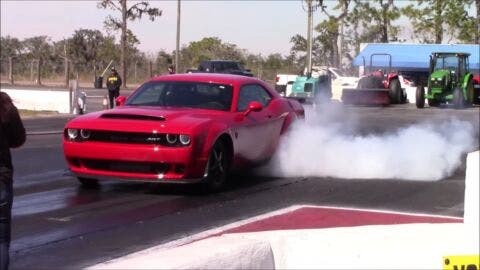 Dodge Challenger SRT Demon drag race