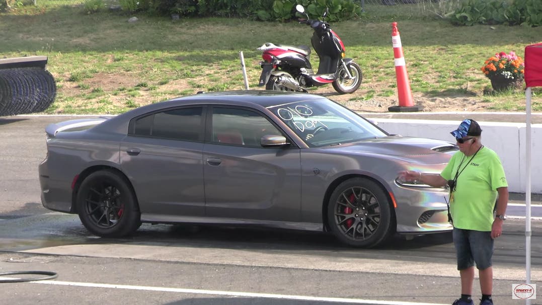 Dodge Challenger Scat Pack vs Charger SRT Hellcat drag race