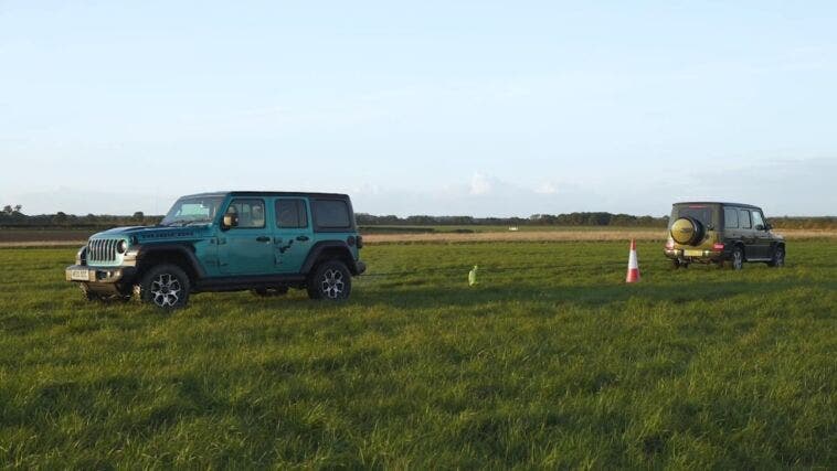 Jeep Wrangler vs Land Rover Defender vs Mercedes G350 tiro alla fune