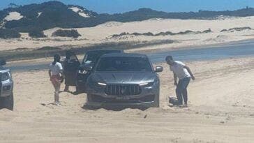Maserati Levante bloccato sabbia Australia
