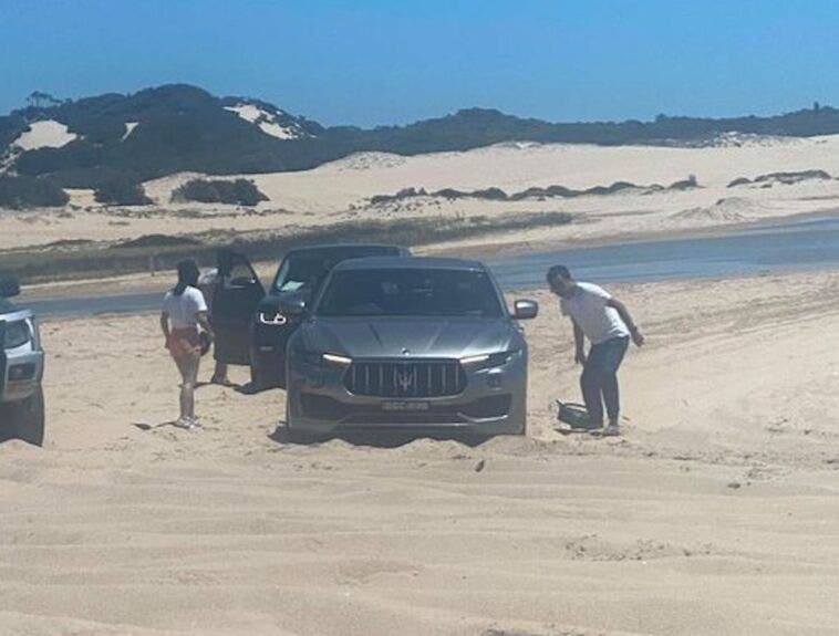 Maserati Levante bloccato sabbia Australia