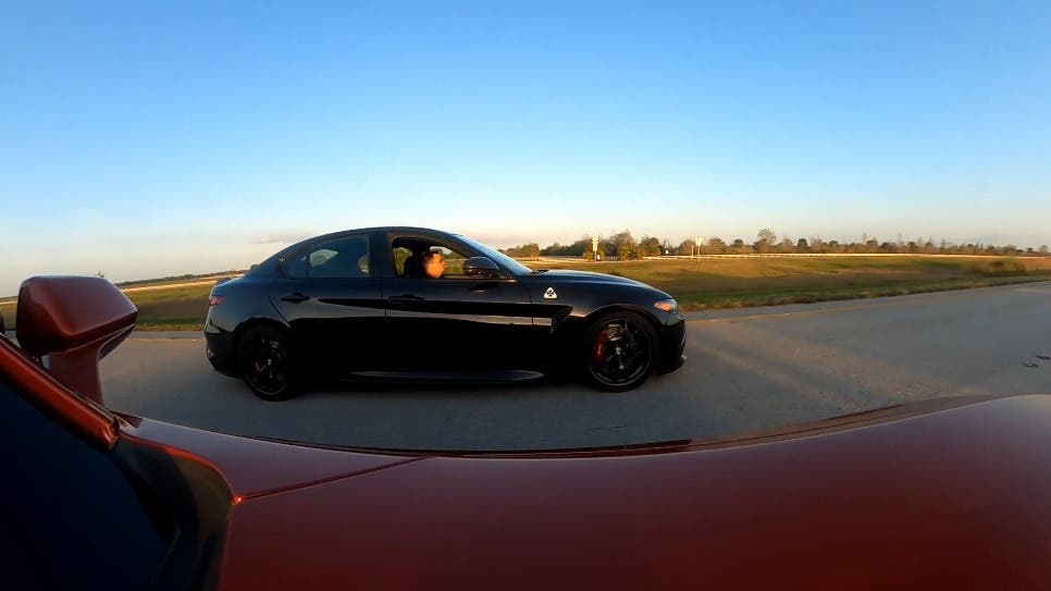Alfa Romeo Giulia Quadrifoglio vs Chevrolet Camaro SS drag race
