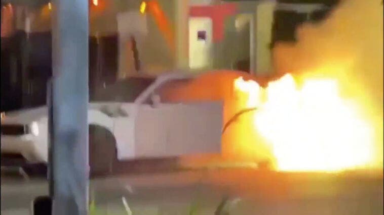 Dodge Challenger in fiamme Miami
