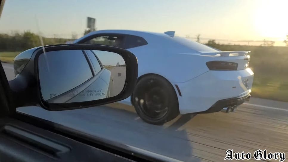 Dodge Charger SRT Hellcat vs Chevrolet Camaro SS modificata drag race
