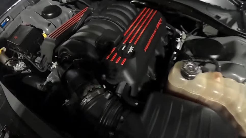 Dodge Charger SRT392 biturbo vs Ford Mustang GT drag race