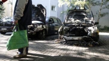 Ecologisti bruciano un’auto al giorno