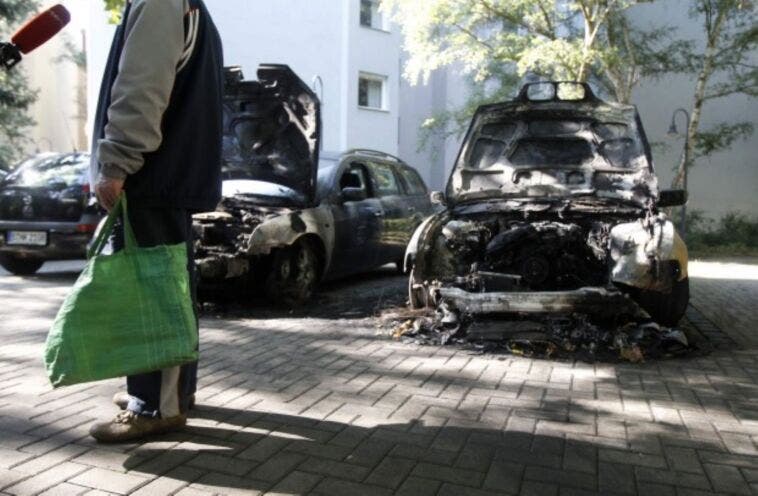 Ecologisti bruciano un’auto al giorno