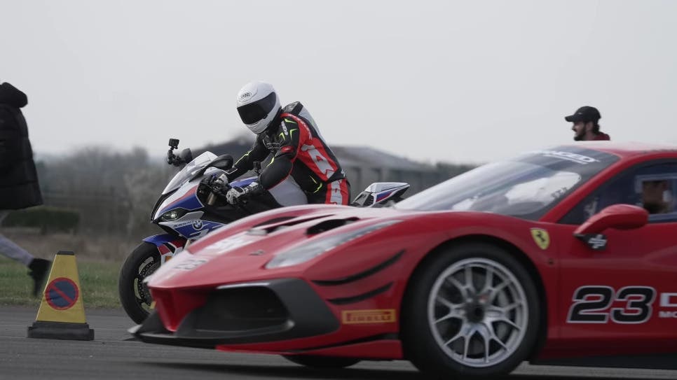 Ferrari 488 Challenge Evo vs BMW S 1000 RR drag race