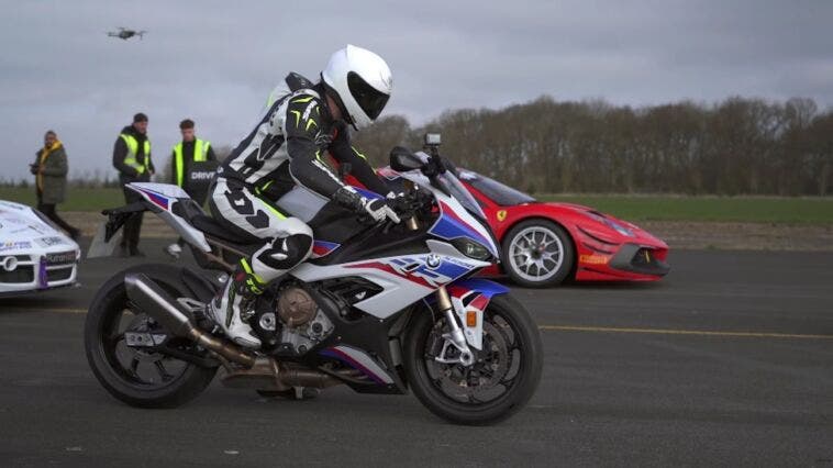 Ferrari 488 Challenge Evo vs BMW S 1000 RR drag race