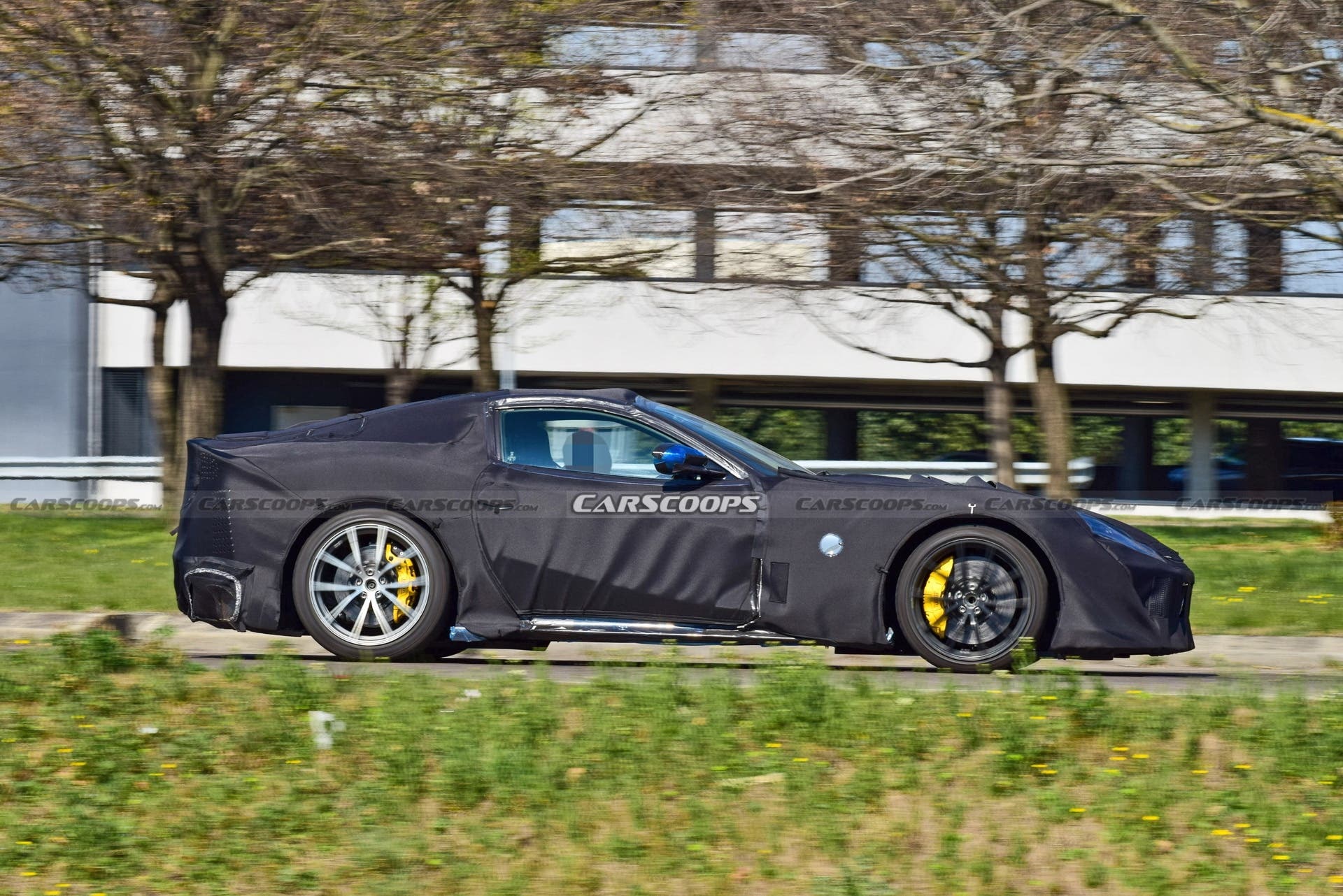 Ferrari 812 Versione Speciale corpo produzione foto spia
