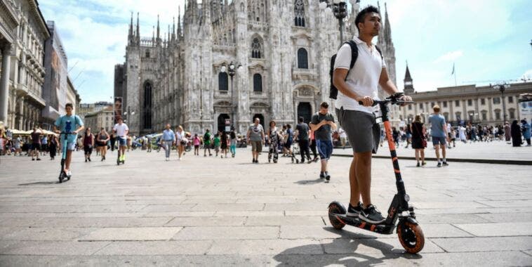 Incidenti di auto e monopattini a Milano