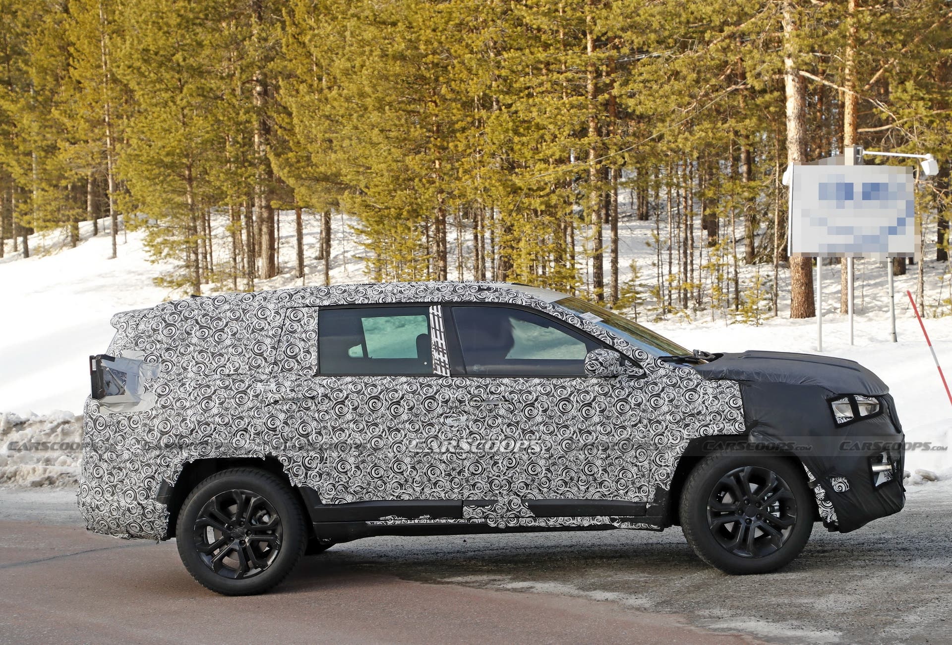 Jeep SUV a sette posti prototipo foto spia