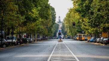Meno spazio per le auto in corso Sempione a Milano