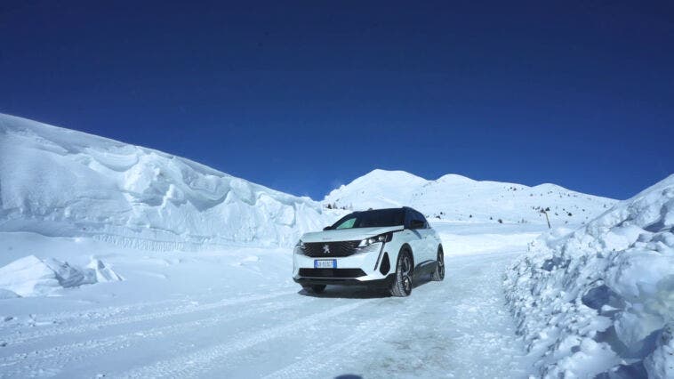 Nuovo Peugeot 3008 Hybrid4 trazione integrale