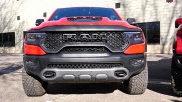 Ram 1500 TRX vs Ford F-150 Raptor confronto