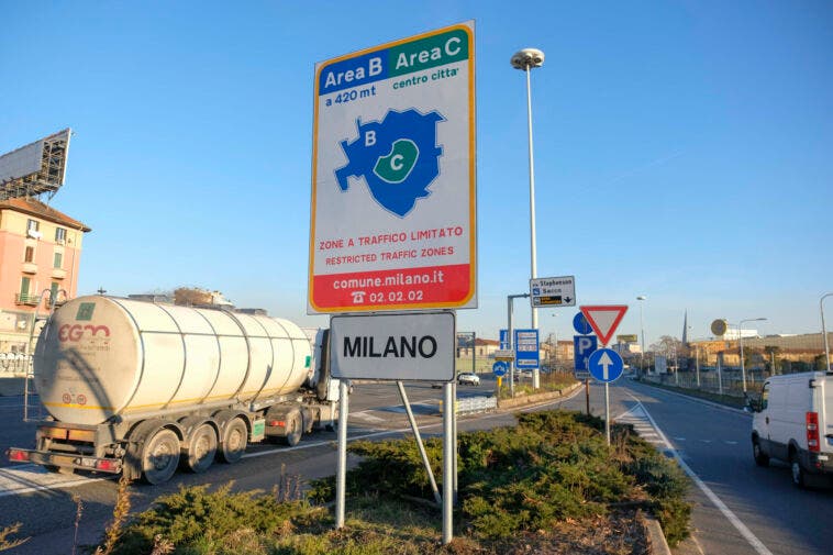 area c milano accesa