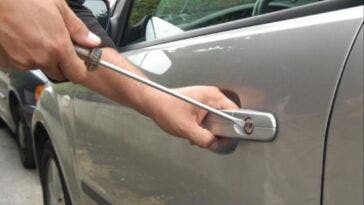 furto-auto-ladro