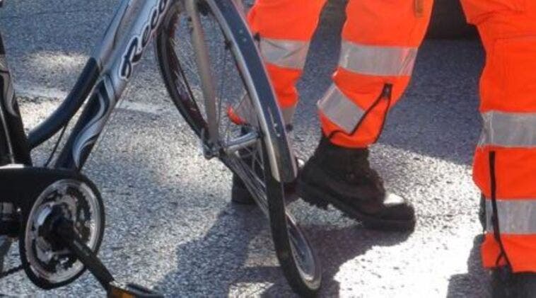 Apre lo sportello e fa cadere un ciclista omicidio colposo