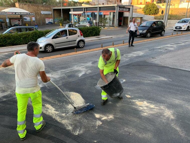 Chiazza d’olio causa incidente il Comune non paga i danni se c’è imprevedibilità