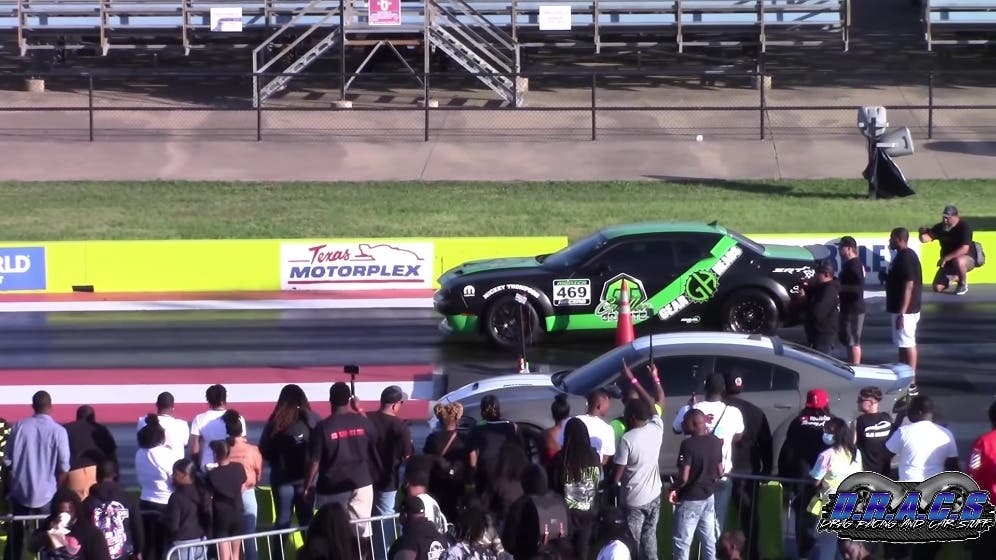 Dodge Challenger SRT Hellcat Redeye vs Challenger Drag Pak drag race