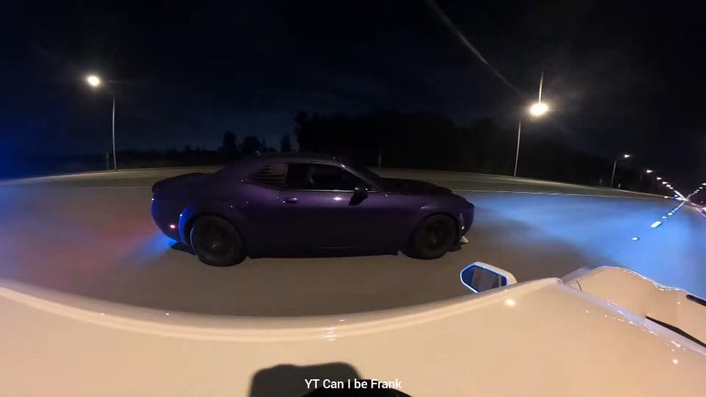 Dodge Challenger SRT Hellcat Widebody vs Camaro LT1 drag race