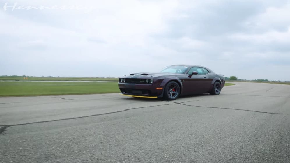 Dodge Challenger SRT Super Stock vs Challenger SRT Hellcat Redeye Hennessey drag race