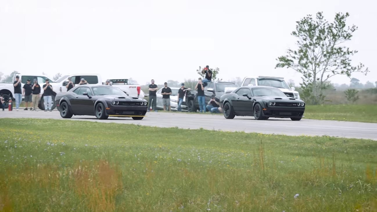 Dodge Challenger SRT Super Stock vs Challenger SRT Hellcat Redeye Hennessey drag race