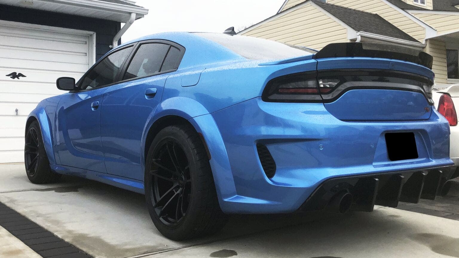 Una Dodge Charger R/T del 2015 trasformata in una Hellcat Widebody