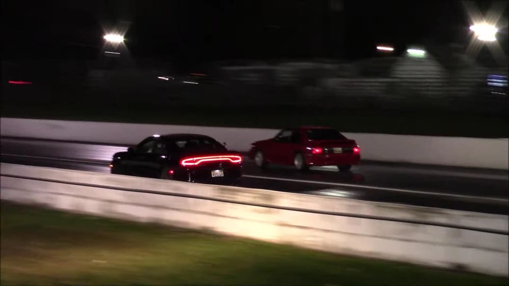 Dodge Charger SRT Hellcat vs Ford Mustang drag race