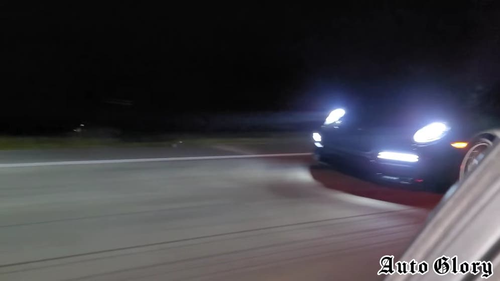 Dodge Charger SRT Hellcat vs Porsche 911 Turbo S modificata drag race