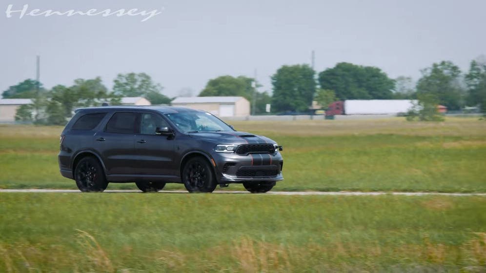 Dodge Durango SRT Hellcat vs Chevrolet Corvette C8 drag race