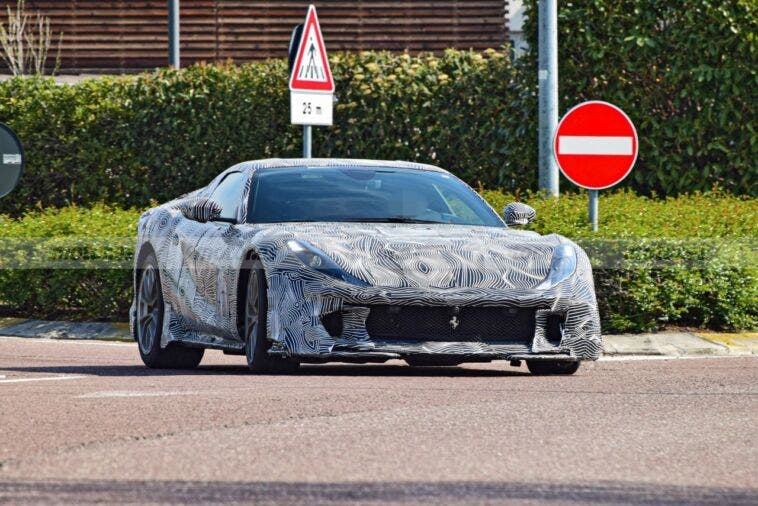 Ferrari 812 Versione Speciale prototipo poco camuffamento