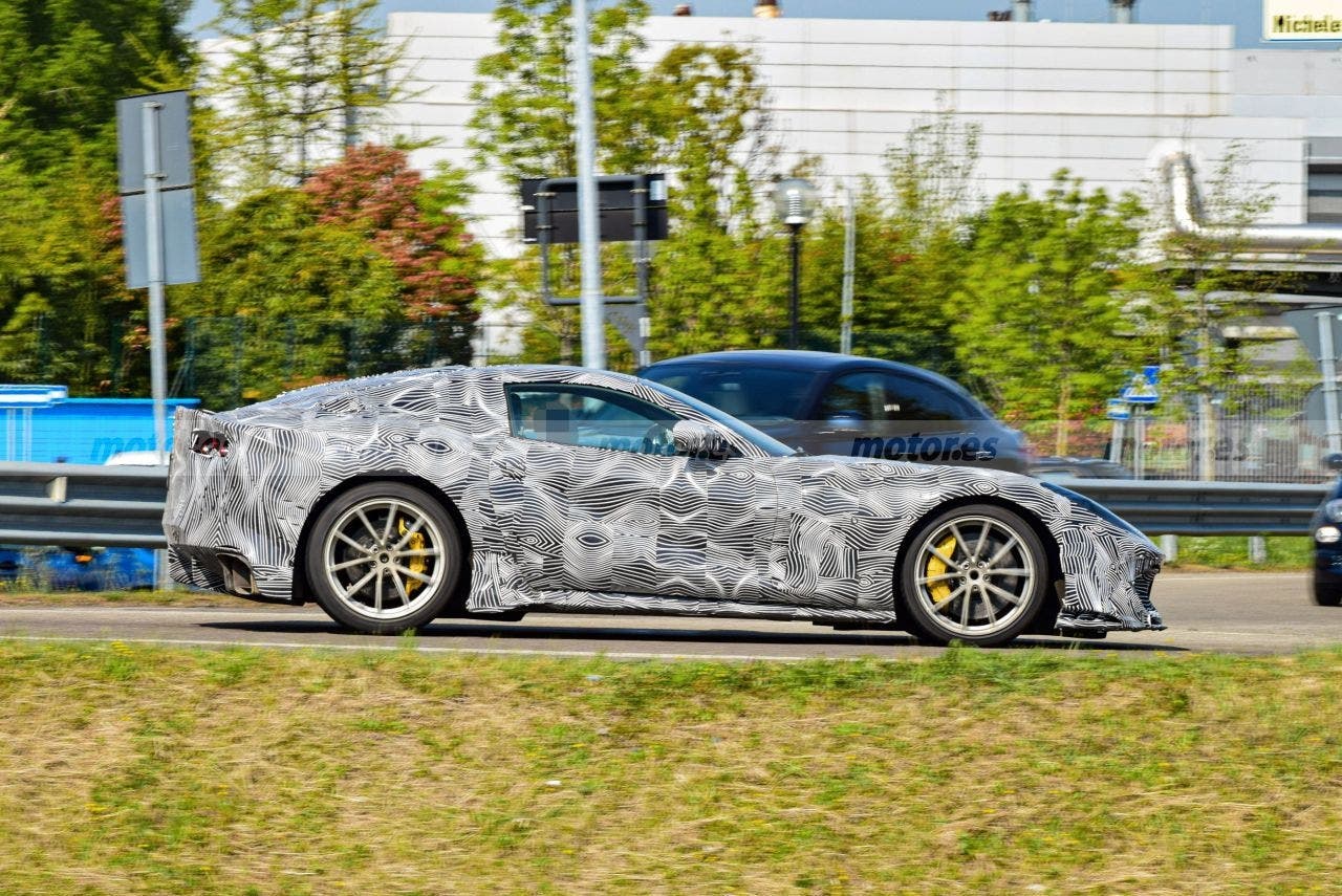 Ferrari 812 Versione Speciale prototipo poco camuffamento