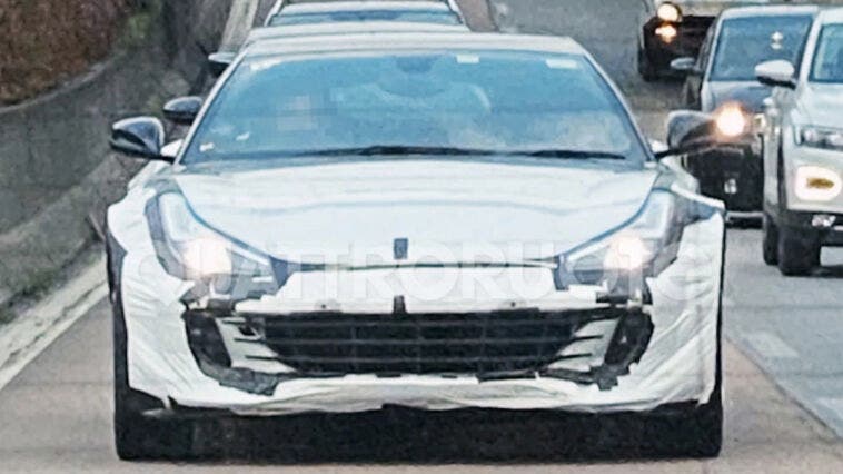 Ferrari GTC4Lusso prototipo test foto spia