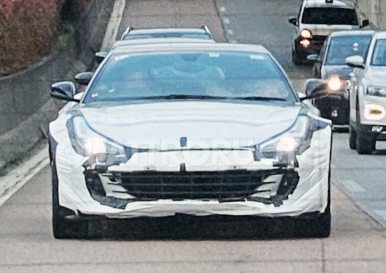 Ferrari GTC4Lusso prototipo test foto spia