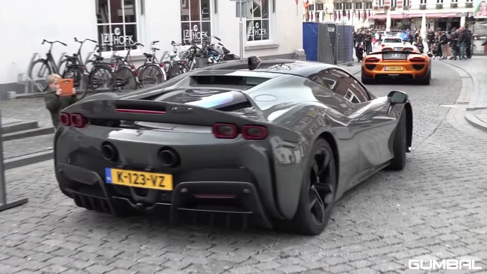 Ferrari SF90 Stradale esemplare grigio