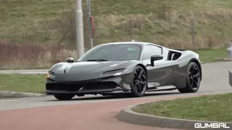 Ferrari SF90 Stradale esemplare grigio