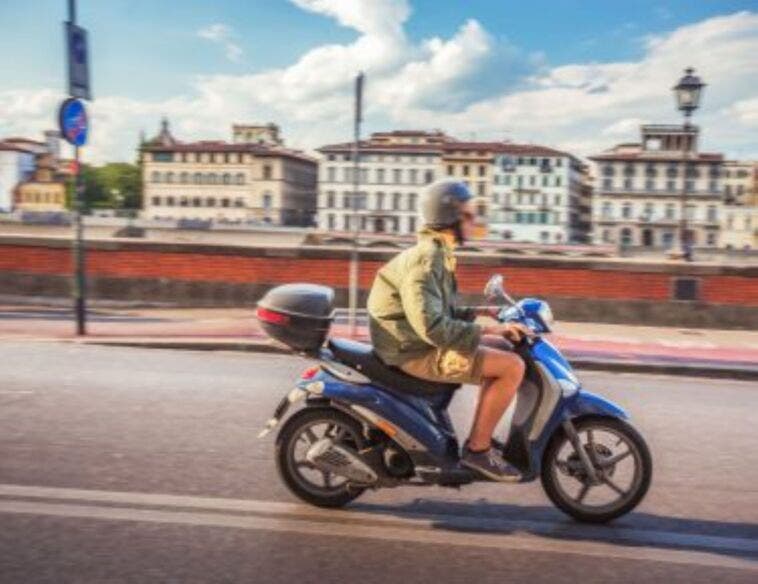 Minorenne guida il motorino ubriaco