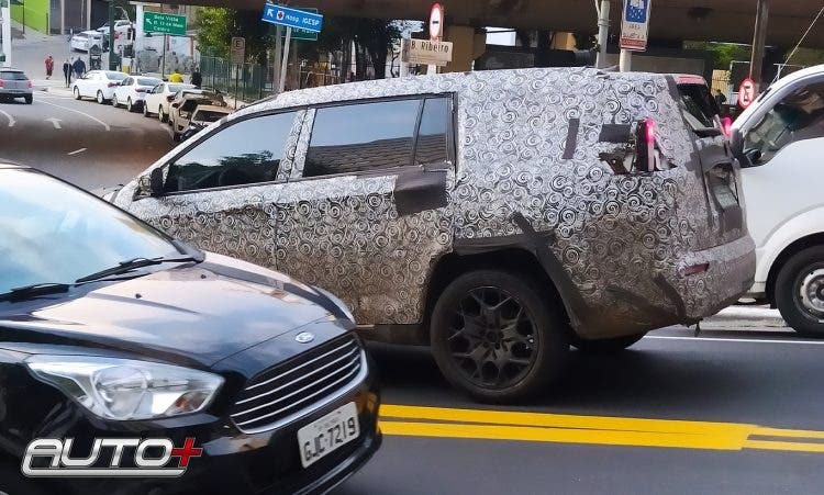 Nuova Jeep a sette posti meno camuffamento foto spia