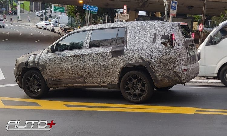 Nuova Jeep a sette posti meno camuffamento foto spia