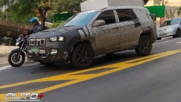 Nuova Jeep a sette posti meno camuffamento foto spia